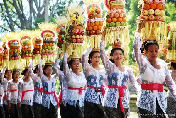 Balinese women carnival - peed